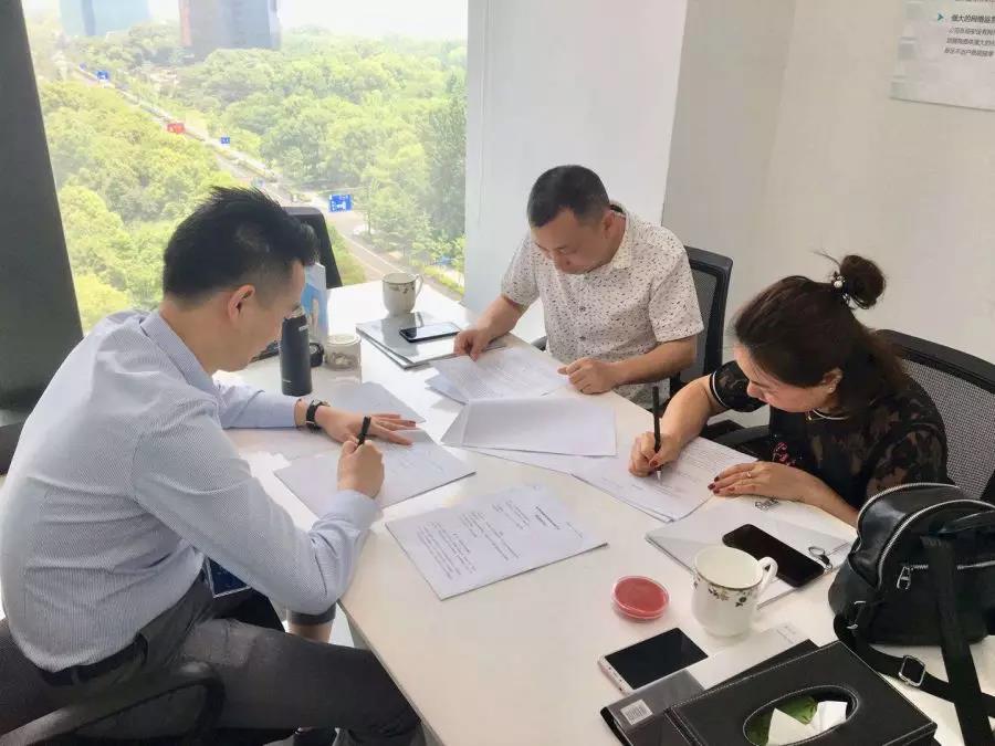 熱烈祝賀李總夫婦簽約創綠家湖南省常德市區級代理！